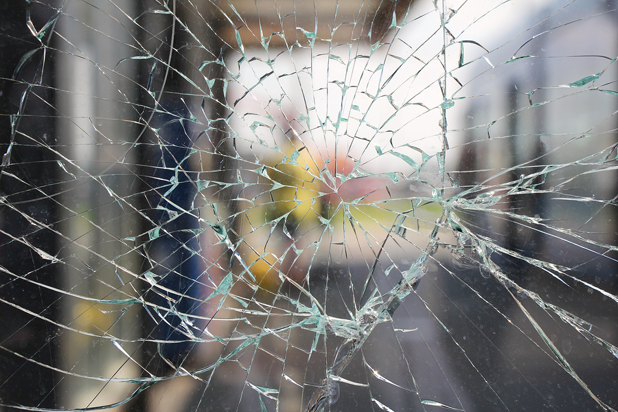 Ein Spontanbruch an einer Fensterscheibe kann gerne mal EUR 2.000 kosten Ein Spontanbruch an einer Fensterscheibe kann gerne mal EUR 2.000 kosten